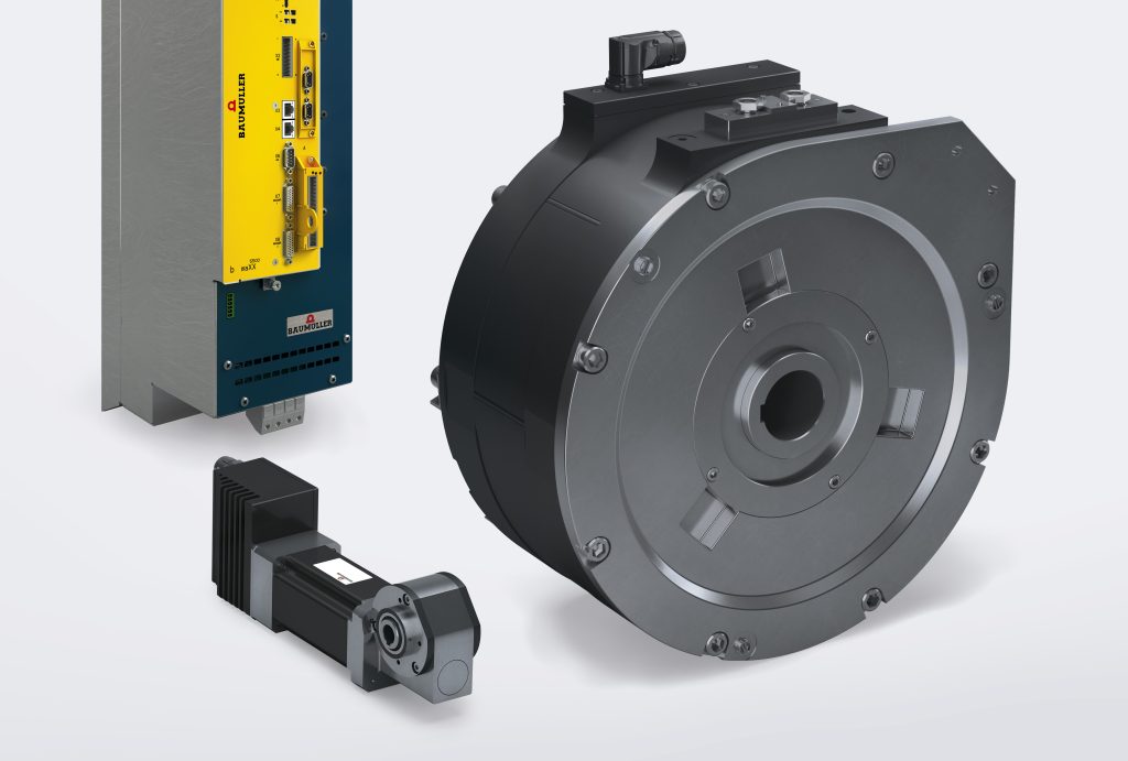  Die oberfl&auml;chengek&uuml;hlten DSDI-036 Motoren inklusive Umrichter und Schneckengetriebe (links unten) f&uuml;hren dem Pressraum kontinuierlich Pulver zu. Der Hightorque-Motor DST2-315 (rechts) treibt im Zusammenspiel mit dem Servoantrieb b maXX 5534 (links oben) den gro&szlig;en Doppelrundl&auml;ufer an.