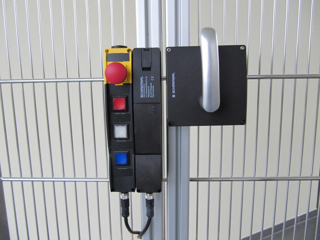 Sicher zugehalten in hygienesensiblen Bereichen 3 Für die Absicherung von Gefahrenbereichen durch größere
Schutztüren in nicht-hygienesensiblen Bereichen wird häufig
die Sicherheitszuhaltung AZM201 - hier in Kombination mit
einem BDF-Bedienfeld - verwendet.