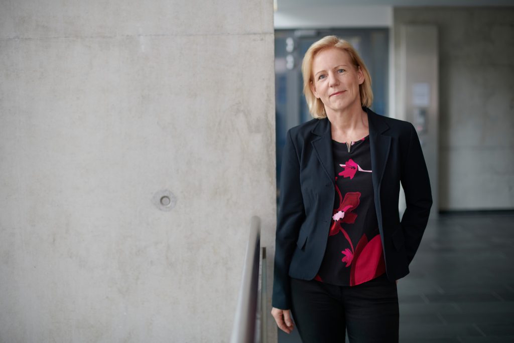 "Einen Anwender live &uuml;ber seine Erfahrungen sprechen zu h&ouml;ren ist nochmals eine andere Erfahrung, als ein Video zu sehen oder geschrieben zu sehen. Es vermittelt gr&ouml;&szlig;ere Sicherheit im eigenen Entscheidungsprozess." Annegret Cox, Dassault Syst&egrave;mes