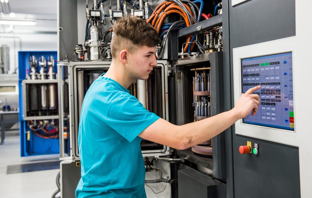 Die Produktion von übermorgen 1 Ein KI-gestütztes Assistenzsystem kann Fachkräfte direkt an der Maschine unterstützen.