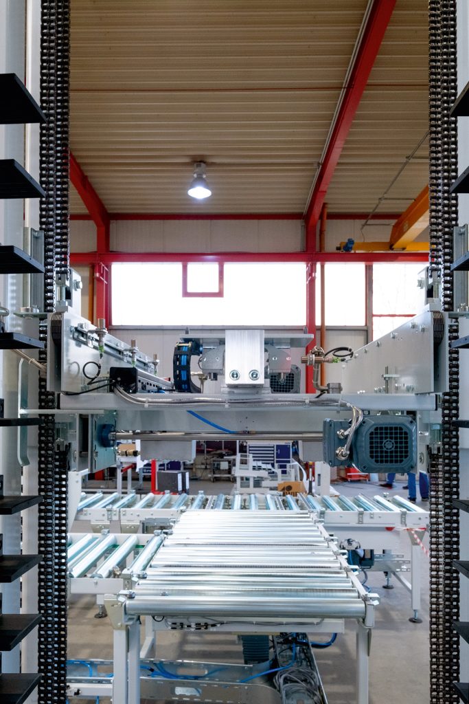 Mehr Flexibilität im Sondermaschinenbau 3 Der horizontale Materialfluss mit Rollenbahnen wird bei Rotte von Movimot-Umrichtern in zwei Ausbaustufen realisiert.