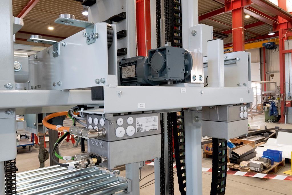 Mehr Flexibilität im Sondermaschinenbau 1 Mit der integrierten Positioniersteuerung übernehmen die Movimot-Einheiten im Handling-Lift eigenständig die Positionierung.