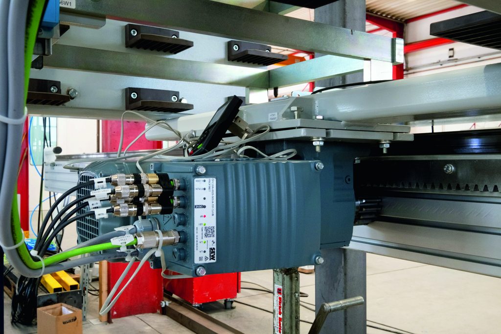 Mehr Flexibilität im Sondermaschinenbau 5 Movimot advanced mit DDI, digitalen I/Os, Movikit Positioning drive und integriertem Geber.