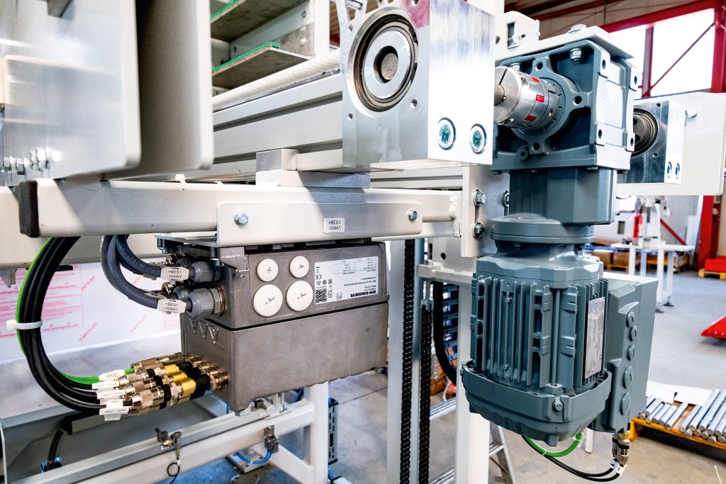 Mehr Flexibilität im Sondermaschinenbau 4 Beispiel für eine abgesetzte Lösung aus Getriebemotor und dezentralem Movimot.