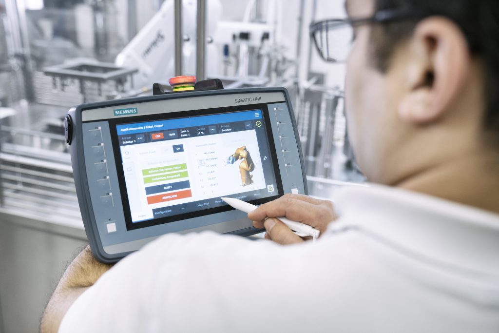  Mit UniVAL Pi lässt sich die Roboterprogrammierung mittels Plug&Play im Siemens TIA Portal über die SPS realisieren.