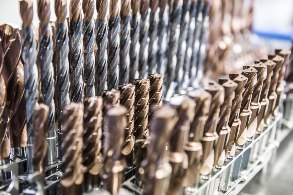 Die Produktion von übermorgen 2 Die Produktionskosten eines zerspanten Bauteils werden maßgeblich durch das Zeitspanvolumen und den Werkzeugverschleiß bestimmt. Werden Werkzeuge zu spät getauscht, wirkt sich der Verschleiß negativ auf die Werkstückqualität aus.