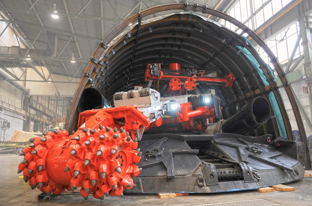 Glück auf! 2 Der Sandvik MB670-1 Bolter Miner, der anwendungsspezifisch für den Langkammerkohlebau konstruiert ist, wurde für die sichere Arbeit unter Tage in Zusammenarbeit mit Pilz entsprechend ausgestattet.