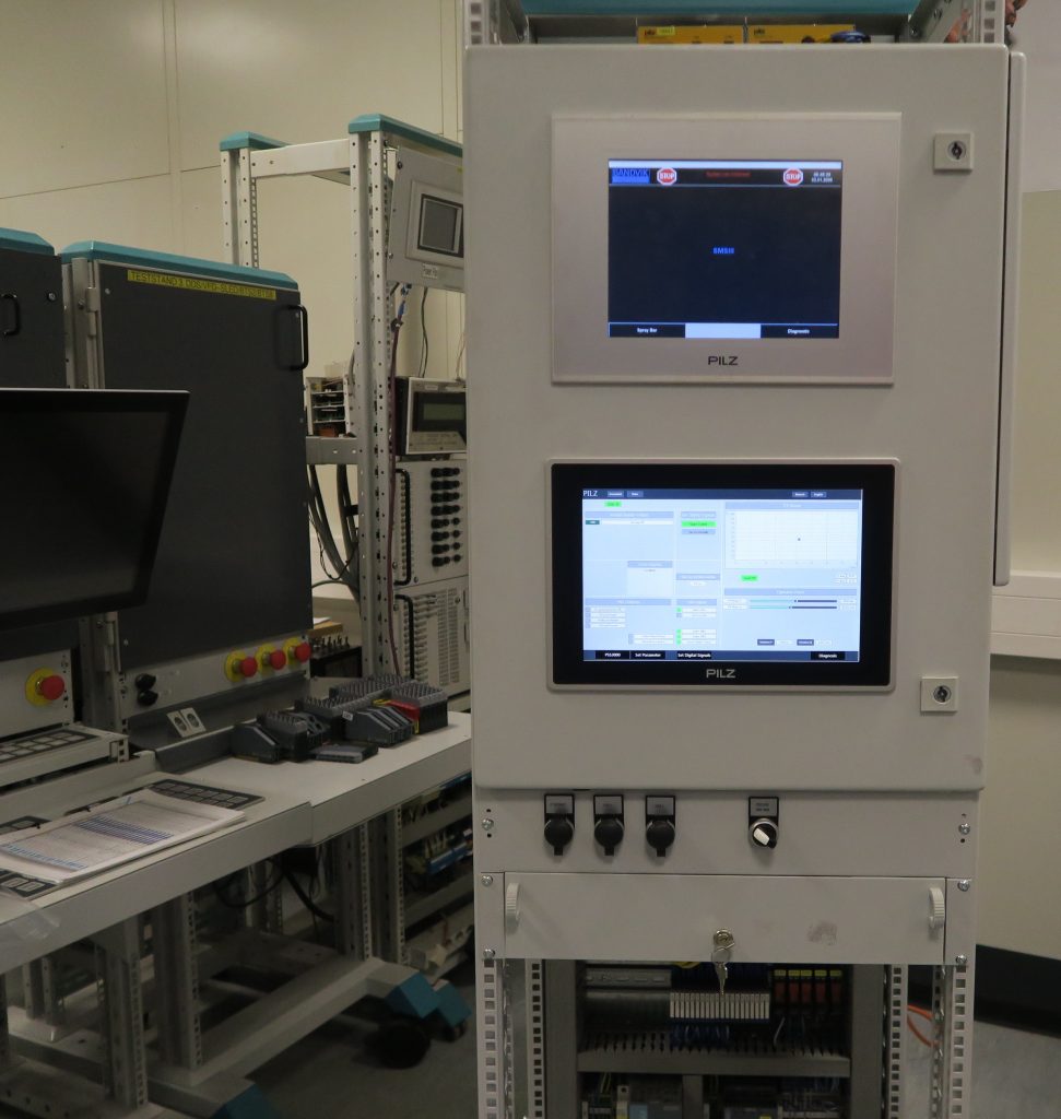 Glück auf! 3 Um jedes System vor dem Einbau an der Maschine ausführlich parametrieren und testen zu können, ist ein so genannter Test- oder Prüfstand entwickelt worden.
