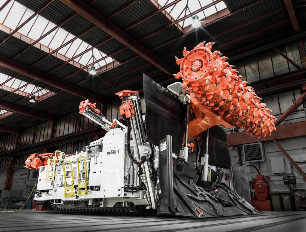 Glück auf! 1 Hohe Sicherheitsvorkehrungen bei Arbeiten unter Tage sind erforderlich. Das gilt auch für Bergbaumaschinen von Sandvik aus dem österreichischen Zeltweg.