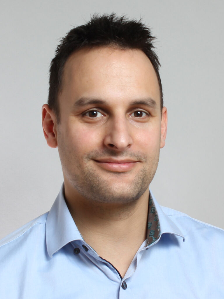 Standards und Strategien 4 Moderne Fahrzeuge sind heute Mikrokosmen der Konnektivität, in der elektronische Geräte mit fahrzeuginternen Netzwerken verbunden werden. In der industriellen Automatisierung ist es ähnlich.
Thomas Keller, Project Management Medical & Industries, Rosenberger