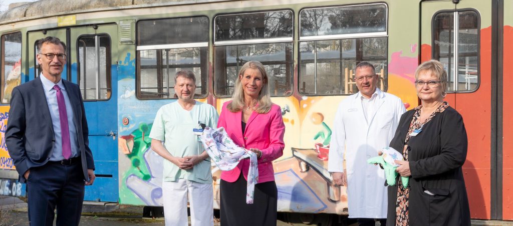 Baumüller spendet 10.000€ an Kinderklinik 1 Klinikum Nürnberg
Spendenübergabe mit Frau Karin Baumüller-Söder, Prof. Jockwig, Dr. Fusch, Dr. Bodenschatz, Frau Peltner
16.03.2022
©Giulia Iannicelli