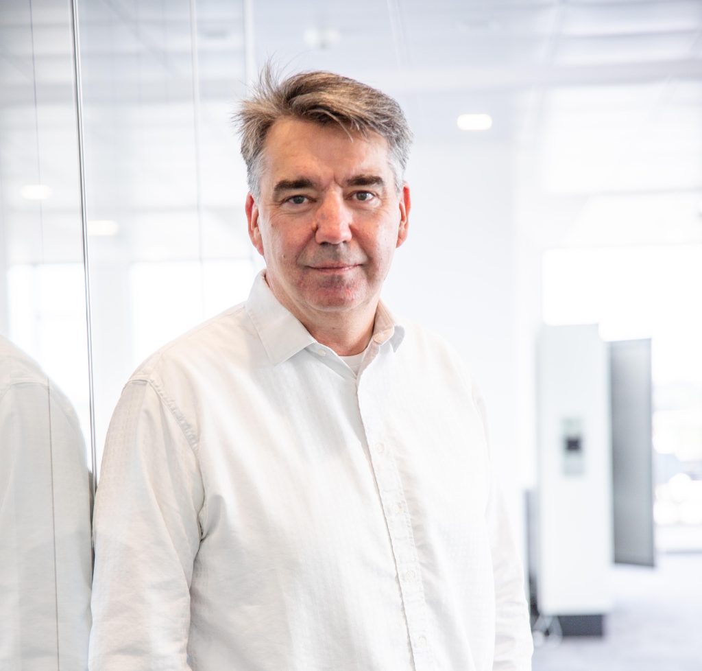 Standards und Strategien 2 Mit SPE ist es möglich, kostengünstig, einfach und mit einer hohen Packungsdichte Sensoriken in der Industrie aufzubauen und immer höher automatisierte Prozesse zu realisieren.
Simon Seereiner, Head of Product Management SAI & IE, Weidmüller.