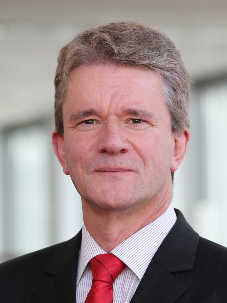 "Freiwillig kommt mehr raus" 1 Wenn der Anwender durch eigene
Motivation den Weg zu effizienten
Lösungen einschlägt, kommt viel mehr dabei raus,
als wenn er dazu gezwungen wird.
Udo Marmann, SEW-Eurodrive