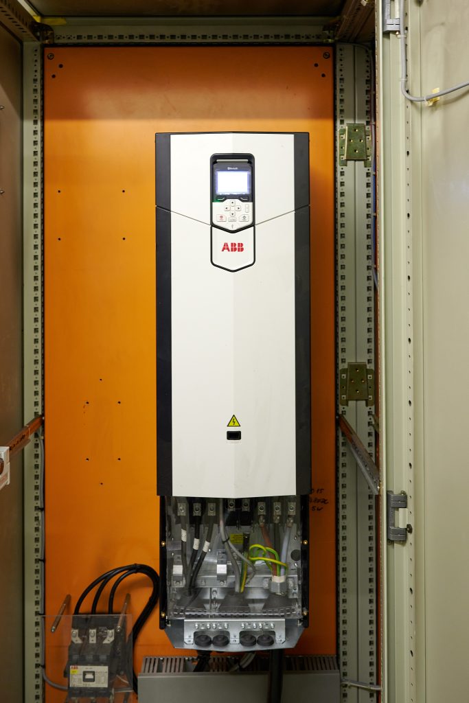 Dem Klimaschutz verbunden 1 Ultra-Low Harmonic Drives ACS880-31 regeln die Synchronreluktanzmotoren.