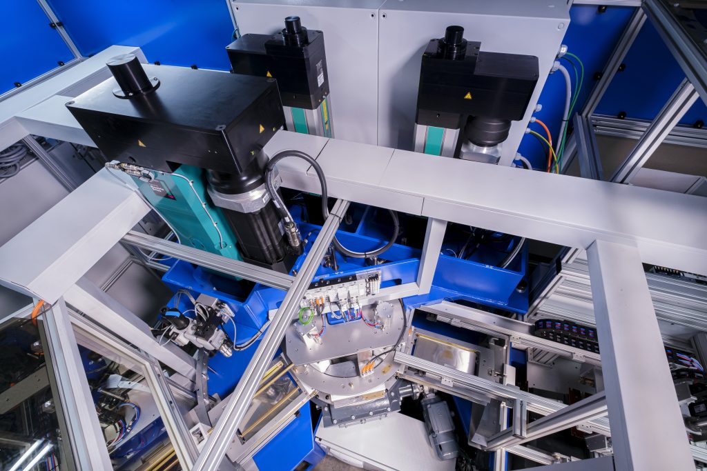 2.000 Karten pro Stunde 1 Im Laminator sind insgesamt drei elektromechanische Servopressen-Antriebe verbaut: zwei in den Heizpressen und einer in der Kühlpresse.