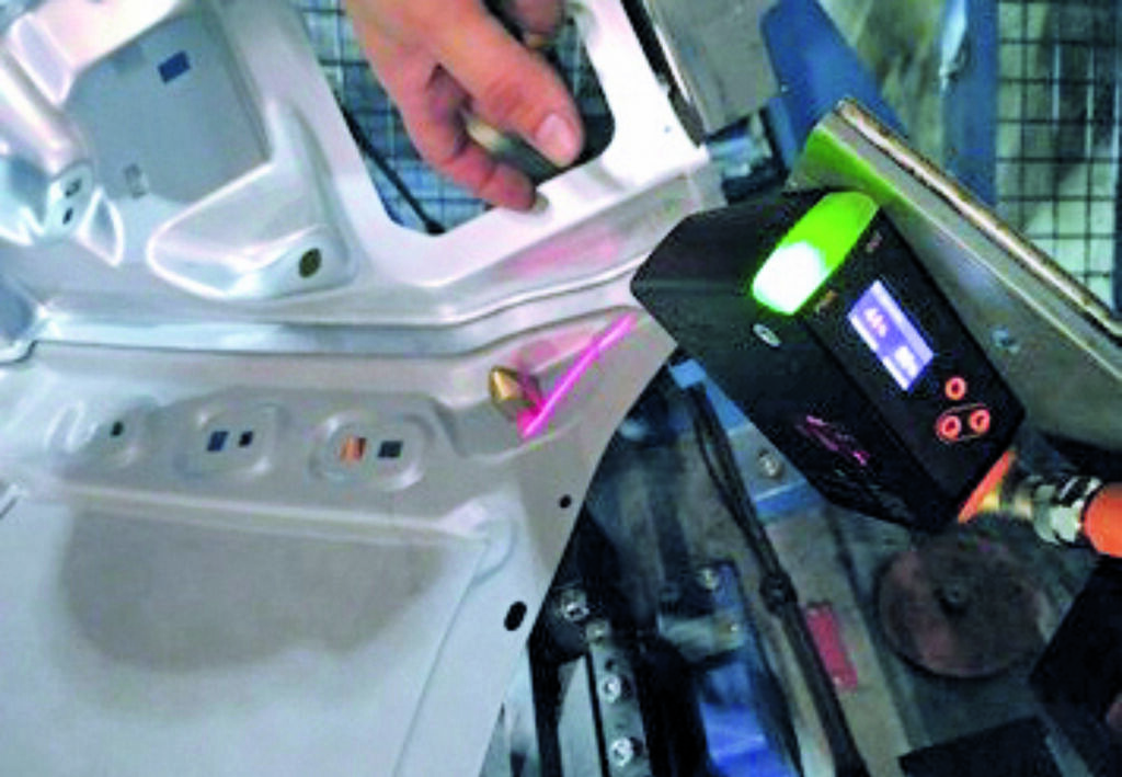 Unbeirrbarer Blick 2 Der PMD Profiler erfasst, ob das kleinere Blech korrekt positioniert ist. Zudem stellt der Sensor sicher, dass nicht zwei oder mehr Verstärkungsbleche aufgelegt wurden.