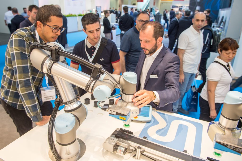 Wenn der Cobot mit dem AGV... 1 10 Future Robots Hall