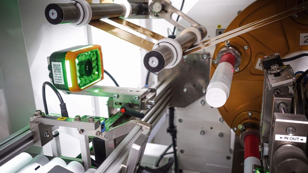 Prägegenauigkeit 1 Die TSMglitter-60 ist eine der ersten Heißfolienprägemaschinen der Welt, bei der die Bildverarbeitung vollständig in die Steuerung integriert ist. Die Vision-Kamera vergleicht das, was sie sieht, mit einem zuvor gemachten Bild, um die Ausrichtung von Folie, Prägestempel und Produkt anzupassen.