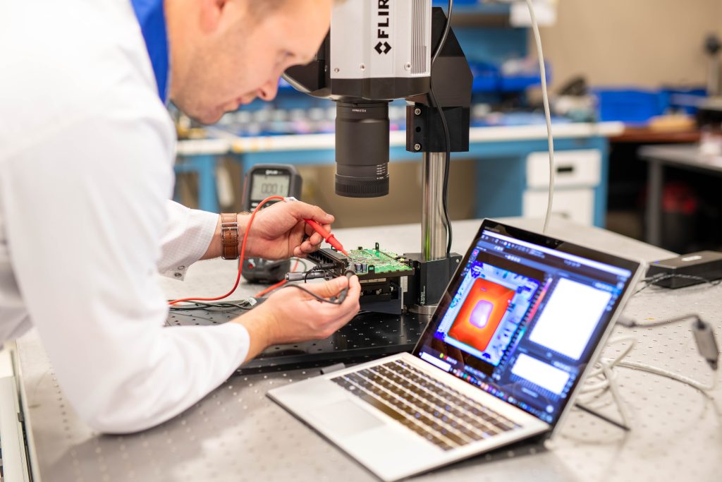 Flexible Wärmebilder 1 Die Hochgeschwindigkeit-Wärmebildkameras X858x und X698x verfügen über einen speziellen Triggereingang auf der Rückseite und einen neuen Tri-Level-Sync-Eingang.