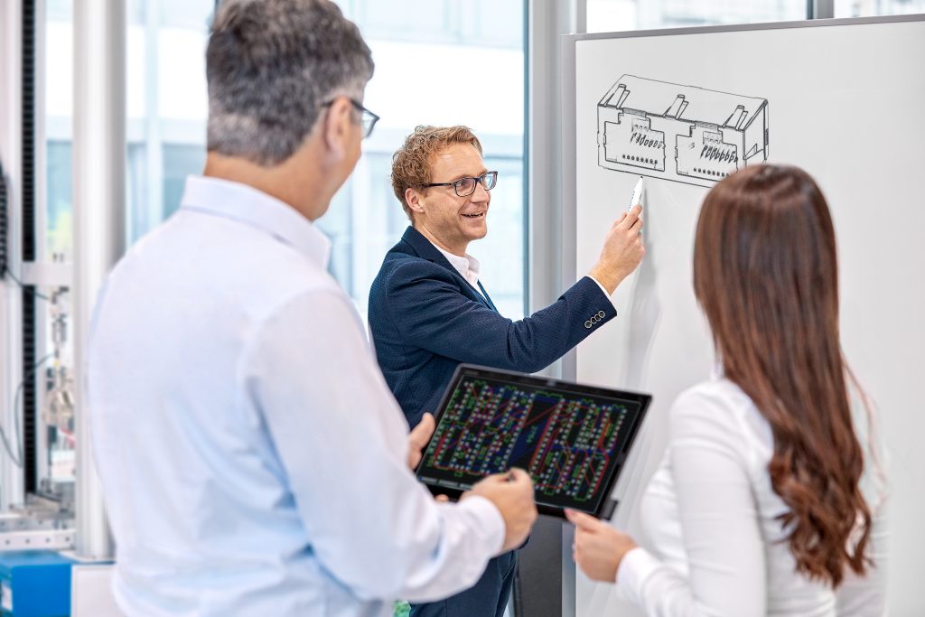 Bunte Vielfalt für das IIoT 4 Ein globales Netzwerk an Technologie- und Branchen-Experten bei Phoenix Contact unterstützt im Design-In-Prozess.