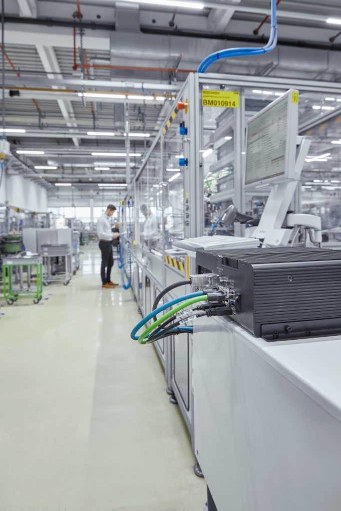 Bunte Vielfalt für das IIoT 2 Moderne Industrie-PCs verfügen über eine Vielzahl an unterschiedlichen Datenschnittstellen für die Ethernet-Übertragung, die Konfiguration oder die Anbindung von Audio- und Videogeräten.