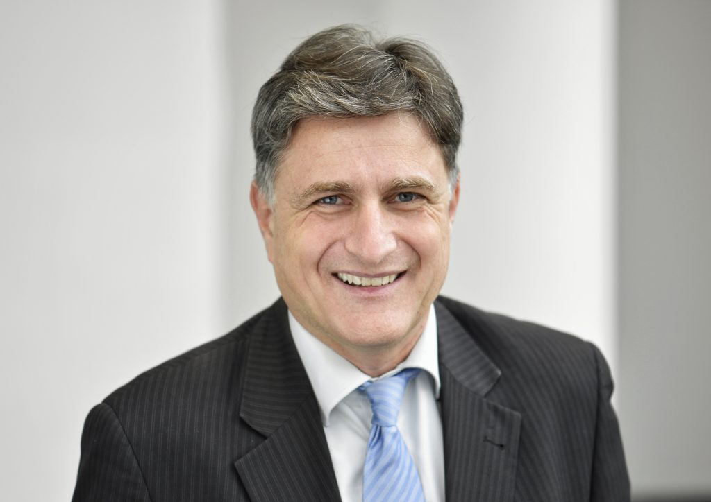 IO-Link aktuell 1 Frank Moritz ist Leiter der Arbeitsgruppen 'IO-Link Technologie' und 'IO-Link Qualität' sowie Vorstandsmitglied der Profibus Nutzerorganisation.