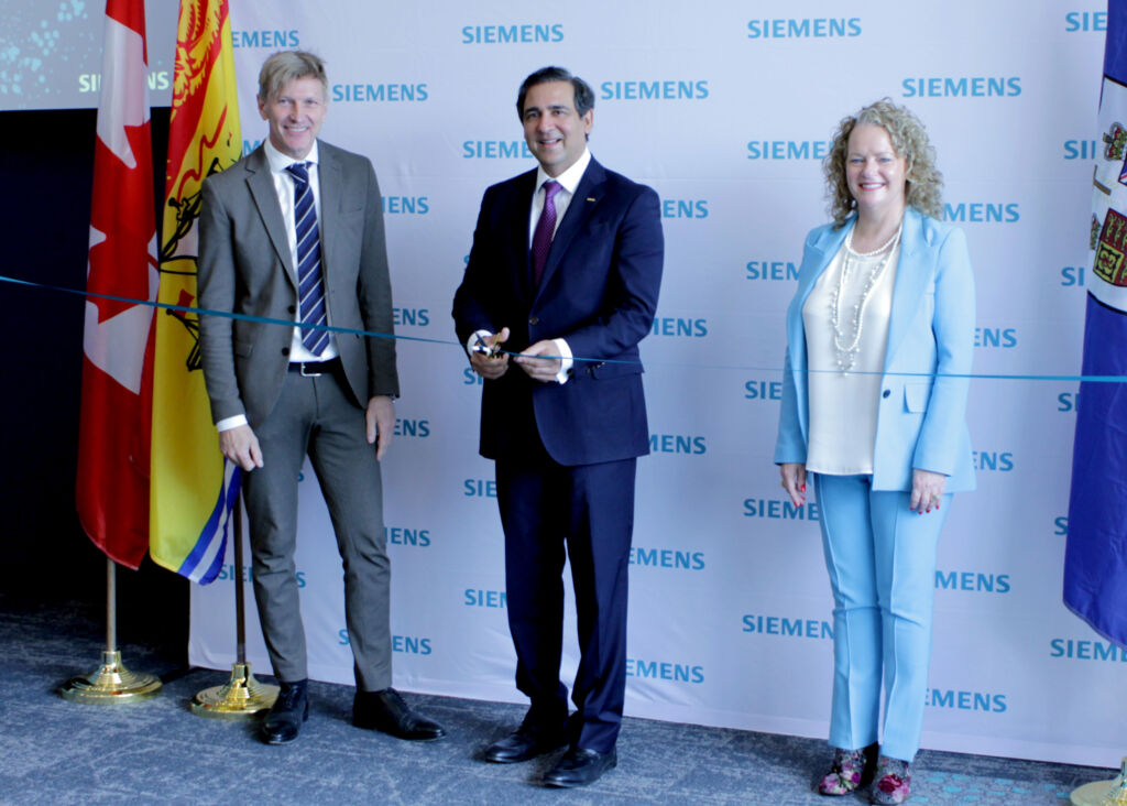 Siemens weiht Critical Infrastructure Defense Center in Kanada ein 1 HQSIPR202203316420 RibbonCutting