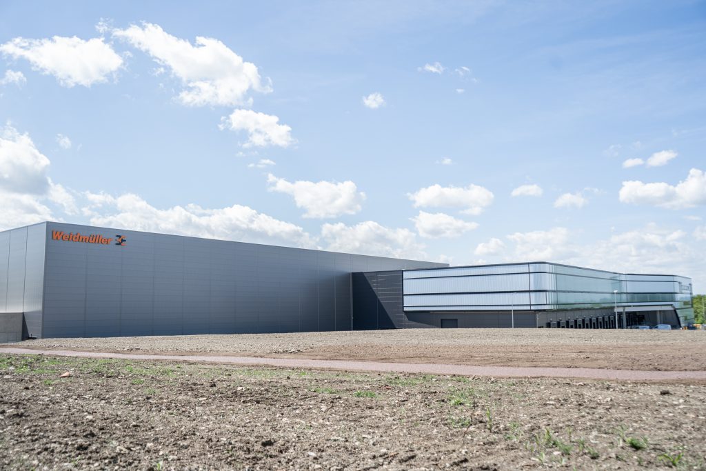 Weidmüller steigert Umsatz um 21% 1 Weidmüller will bis Ende des Jahres den neuen Logistik-Hub in der Nähe von Eisenach in Betrieb nehmen.
