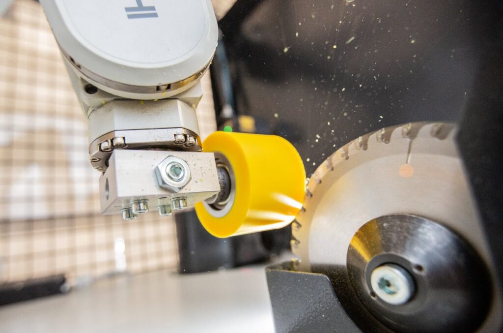 Schneller schleifen 3 Die robuste Regelung hält den Schleifprozess von Profilummantelungsrollen im gewünschten Betriebsbereich und verhindert Fehler.