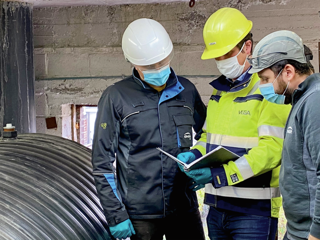 Blick in den Tank 1 Mitarbeiterschutz hat im
Umgang mit aggressiven
Flüssigkeiten höchste Priorität.