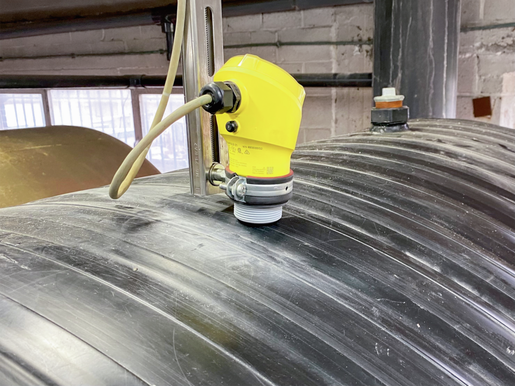 Blick in den Tank 2 Aufgrund der 80GHz-Technologie lässt sich der Radarstrahl fast punktgenau auf das zu messende Medium ausrichten.