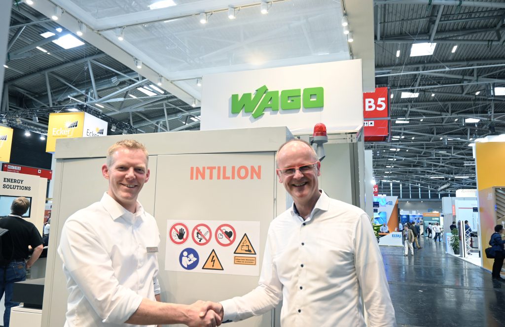 Wago und Intilion starten Kooperation 1 Intilion-Geschäftsführer Dr. André Haubrock (links) und Ulrich Hempen, Vice President Business Unit Solutions bei Wago, besiegeln die Zusammenarbeit der Unternehmen.