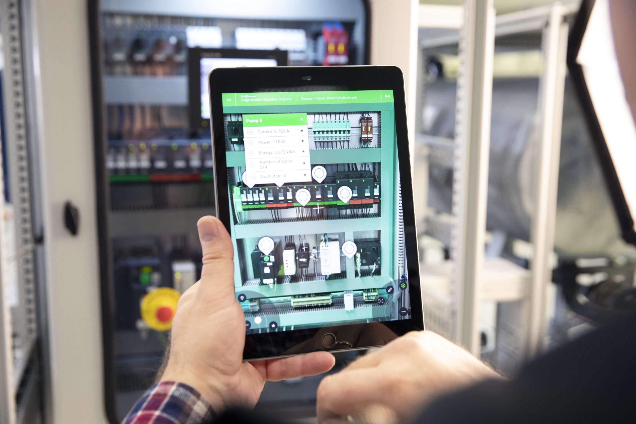 Der Blick in die Maschine: EcoStruxure Augmented Operator Advisor
