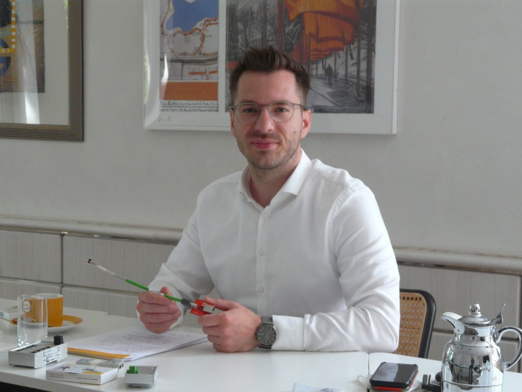 Maximilian Rohrer, Produktmanager Interface Connectors bei Harting: "Der Trend geht zu immer kleineren Ger&auml;ten und Steckverbindungen bei gr&ouml;&szlig;eren Datenmengen. Daf&uuml;r haben wir den ix Industrial entwickelt."