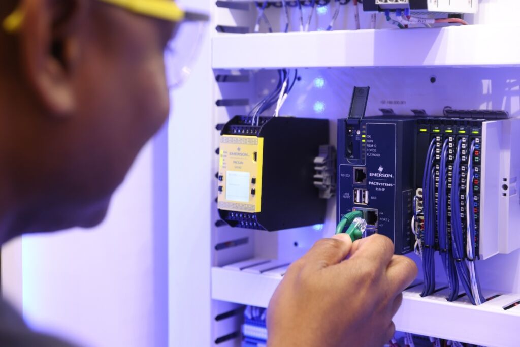 Kompakte Steuerungen sind OPC-UA-fähig 1 Die CPE200 Steuerungen offerieren sichere OPC UA Komminikation nach dem neuesten OPC UA Standard sowie weitere gängige Industrial Ethernet Protokolle zur flexiblen Anbindung von Geräten auf OT- und IT- Ebene mit Geschwindigkeiten von bis zu 1GB/s.