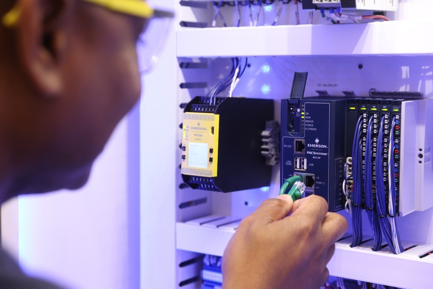 Kompakte Steuerungen sind OPC-UA-fähig