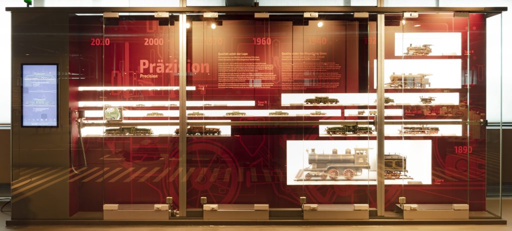 Adam und Eva haben alles unter Kontrolle 1 Ein Highlight des Märklineums ist die rund sechs Meter breite Lupenwand.