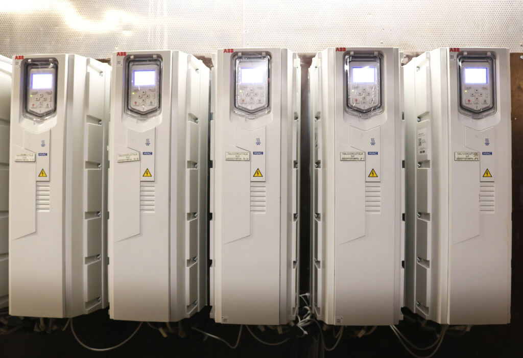 Immer schön cool bleiben 3 Die ACH580-31-Frequenzumrichter von ABB können platzsparend nebeneinander installiert werden.