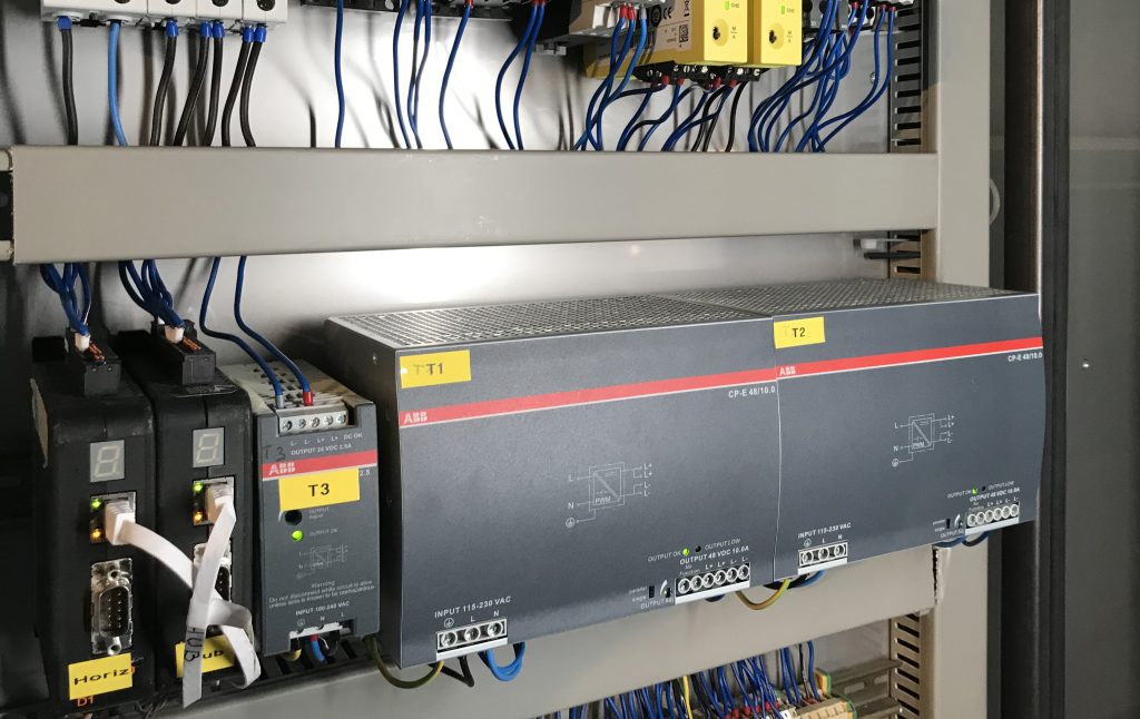 Adam und Eva haben alles unter Kontrolle 2 Bei Technik in direktem Kontakt mit Menschen zählt vor allem absolute Sicherheit - deswegen setzt Märklin auf Produkte von ABB wie die Netzteile vom Typ CP-E.