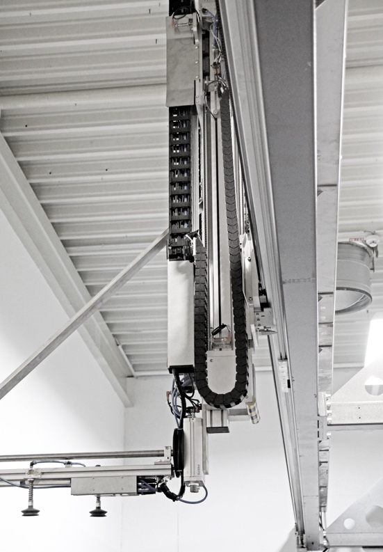 Nicht von Pappe 2 Halbe Länge bei gleichem Hub: Aufgrund der niedrigen Deckenhöhe wurde die Z-Achse teleskopierbar ausgeführt.