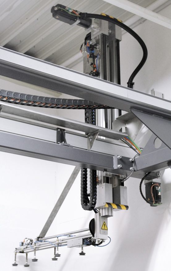 Nicht von Pappe 1 Das Linienportal von Rollon sorgt bei Wink Stanzwerkzeuge für die automatische Bereitstellung des Verpackungsmaterials.