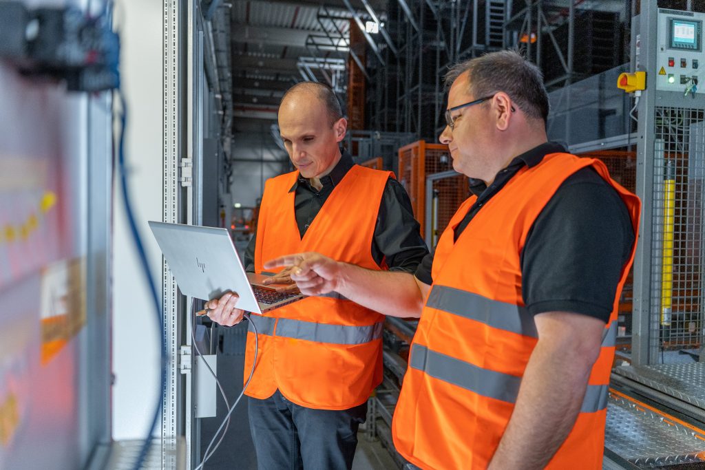 Löcher statt Bohrhämmer 4 Lapp unterstützt nicht nur bei vorhandenen Bestandsmaschinen, sondern kann schon bei der Maschinenplanung und
-Inbetriebnahme hinzugezogen werden.