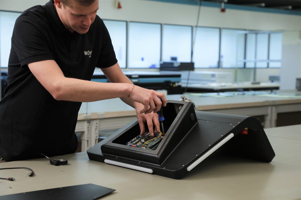  Grundlage f&uuml;r die flexible Komponentenproduktion ist die auf der eigenen Glasbearbeitung basierende Touchscreen-Fertigung.