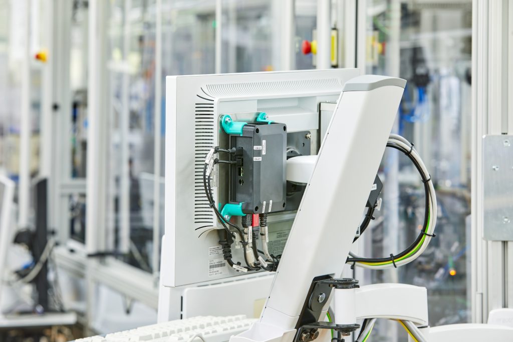 Visualisierung
an der Maschine 2 Das kundenspezifisch angepasste Gehäuse der Serie UCS lässt sich flexibel montieren.