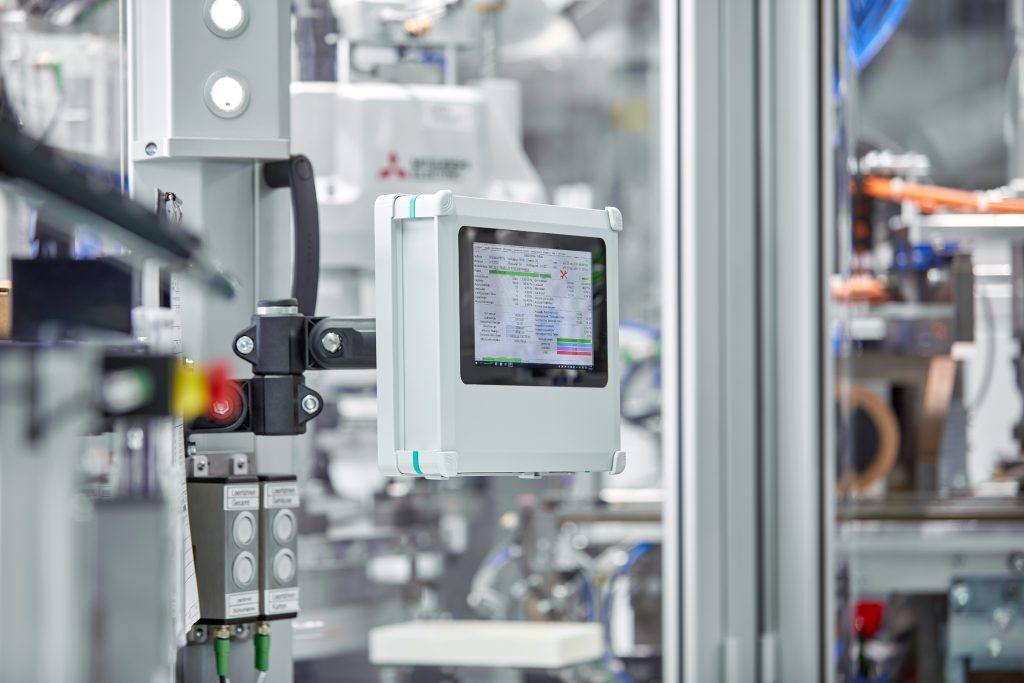 Visualisierung
an der Maschine 3 Bedieneinheiten für Maschinen lassen sich auf
UCS-Basis sehr einfach modular konfigurieren.