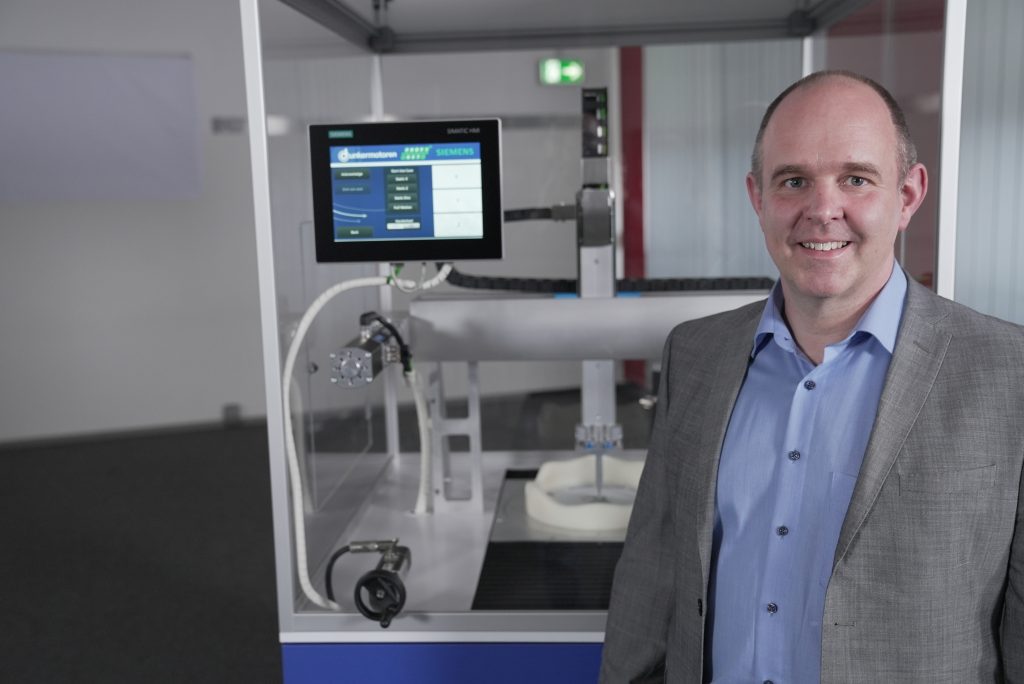 Reibungslos vom Modell in die Realität 4 "Mit Profinet haben wir ein offenes Interface, das wirklich einfach in die Automatisierung eingebunden werden kann. Ich kann einen Motor einfach ausbauen und einen anderen einsetzen und die Kommunikation läuft gleich danach weiter." - Michael Burgert, Produktarchitekt bei Dunkermotoren.