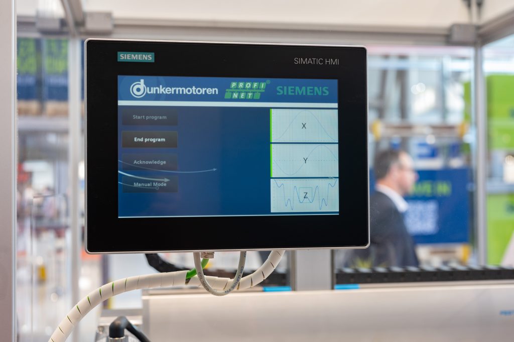 Reibungslos vom Modell in die Realität 2 Dem Bediener stellt sich eine intuitive Oberfläche dar - die komplexen Abläufe im Hintergrund werden von der Steuerung und dem Profinet-Motor übernommen.