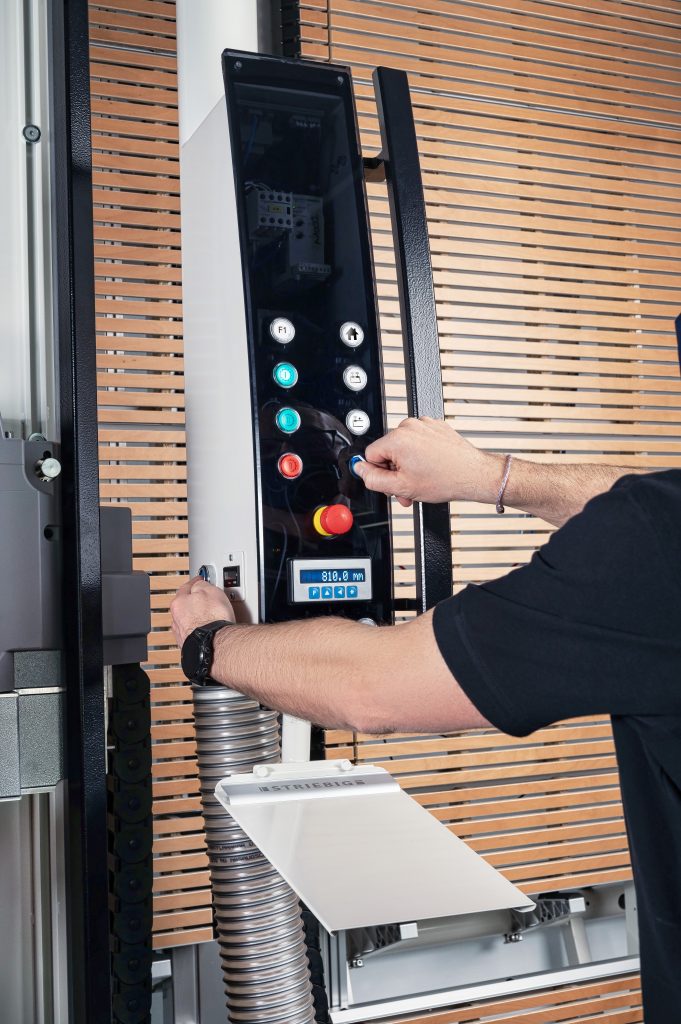 Holzbearbeitung vertikal 2 Durch die Zweihandbedienung ist eine Verletzungsgefahr während des Positioniervorgangs ausgeschlossen.