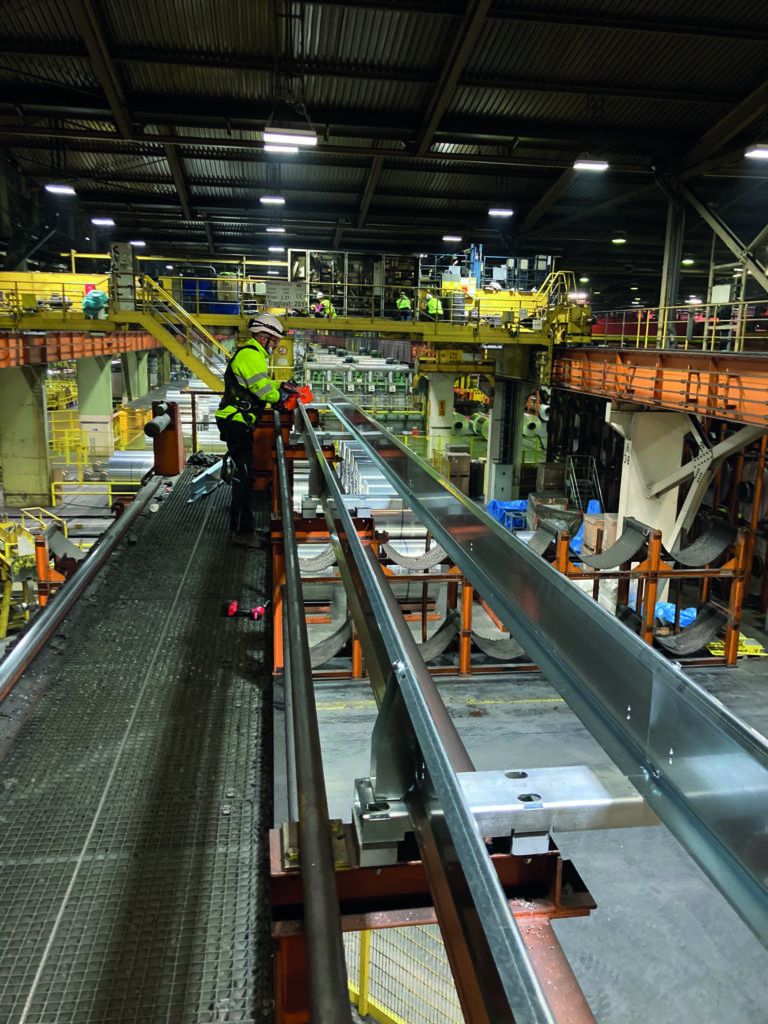 Komplettpaket samt Service 2 Das Service-Team montierte und implementierte das Komplettsystem mit Ketten, Unterkonstruktion, Leitungen, Führungskanal und Mitnehmeranbindung während des weihnachtlichen Anlagenstillstands.