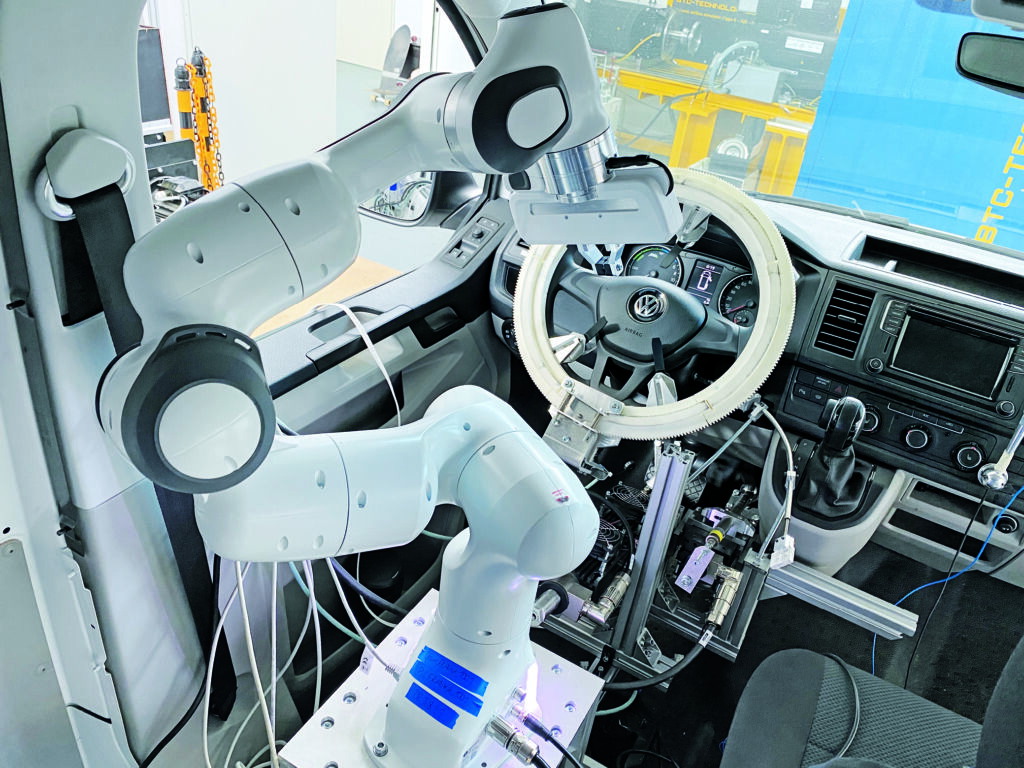  Der Innenraum ist mit Roboter und Linearmotoren zur Fahrzeugbedienung ausger&uuml;stet.